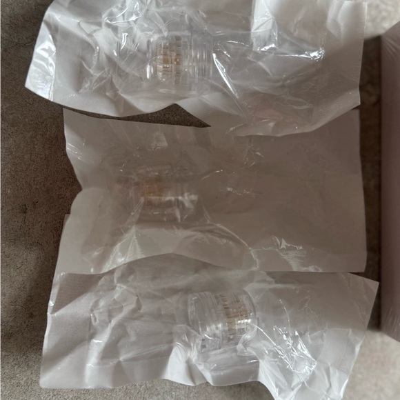 GLO Beauty Microneedle Infusion - White + extra micro needle caps - Picture 3 of 6